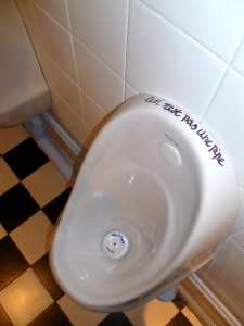 The stand-up urinals in the Gents toilets at Vout-O-Reenee say: ceci n’est pas une pipe